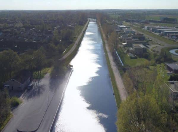 Vissen in het noord-willemskanaal