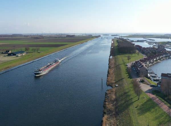 Vissen in het Schelde-Rijnkanaal